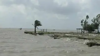 বৈরি আবহাওয়ায় হাতিয়ার সাথে সারাদেশের নৌ চলাচল বন্ধ